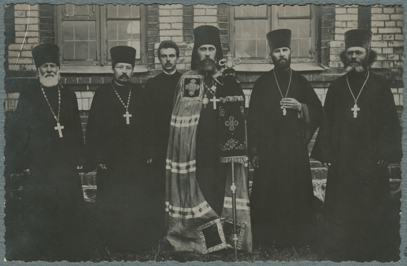 Grupipilt: Eesti Apostlik-Õigeusu Kiriku preestrid - 6 meest, vasakult kolmas Joann Ümarik, neljas piiskop Platon (Paul Kulbusch)