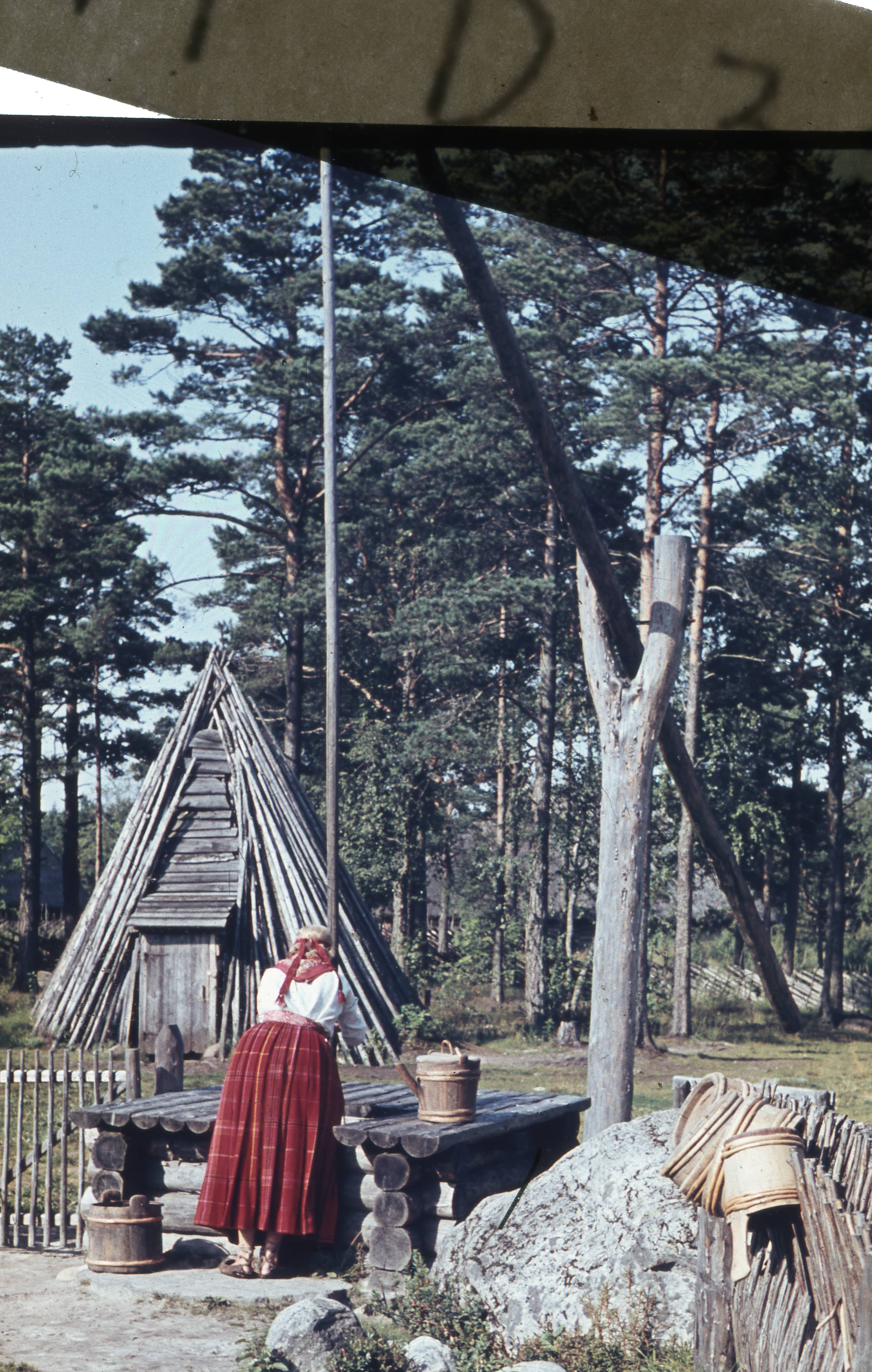 Köstriaseme talu õu, kaevul H. Boitsova
