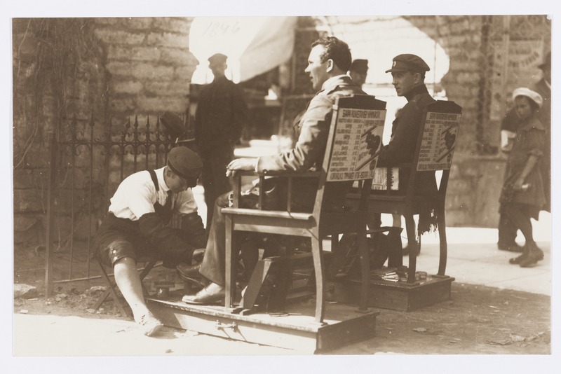 Saapapuhastajad Tallinna tänaval.