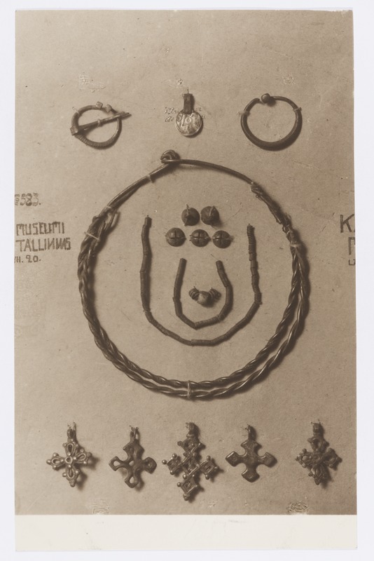 Kaelavõru, vaselised, sõled, ripatsid, krõllid.