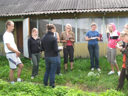 Kalina küla Õunapuu talu elumaja, ees 2009. aasta inventeerijad EKAst