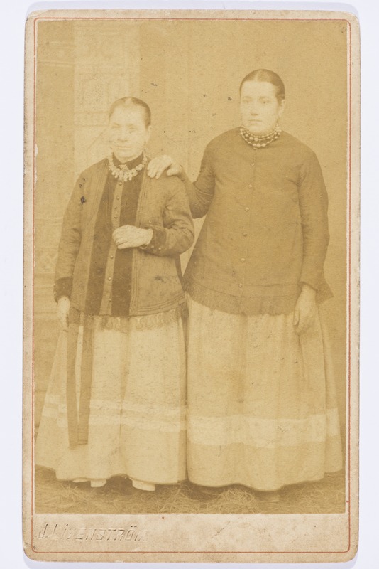 Kaks Tiheda külast pärit vanausulist naist