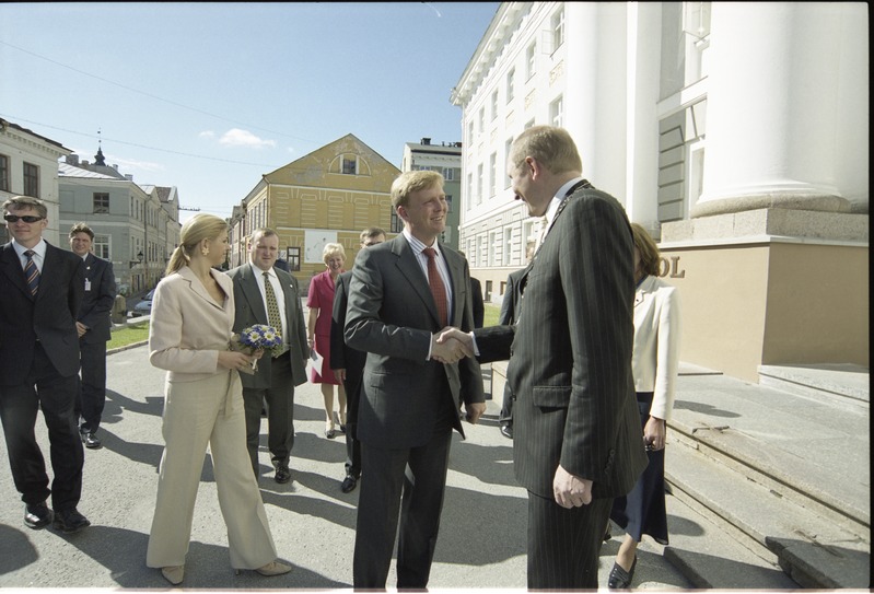 Tema Kuningliku Kõrguse Oranje printsi Willem-Alexanderi ja Tema Kuningliku Kõrguse printsess Maxima, Hollandi Kuningriigi suursaadiku Tema Ekssellents Joana M. P. F. van Vlieti külaskäik Tartu Ülikooli, 18. juuni 2002
