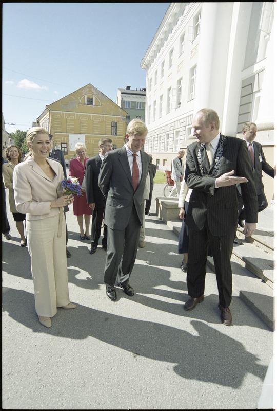 Tema Kuningliku Kõrguse Oranje printsi Willem-Alexanderi ja Tema Kuningliku Kõrguse printsess Maxima, Hollandi Kuningriigi suursaadiku Tema Ekssellents Joana M. P. F. van Vlieti külaskäik Tartu Ülikooli, 18. juuni 2002
