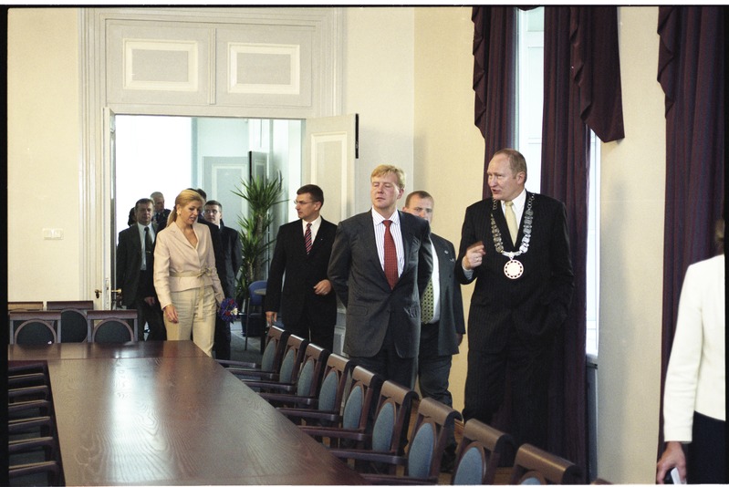 Tema Kuningliku Kõrguse Oranje printsi Willem-Alexanderi ja Tema Kuningliku Kõrguse printsess Maxima, Hollandi Kuningriigi suursaadiku Tema Ekssellents Joana M. P. F. van Vlieti külaskäik Tartu Ülikooli, 18. juuni 2002