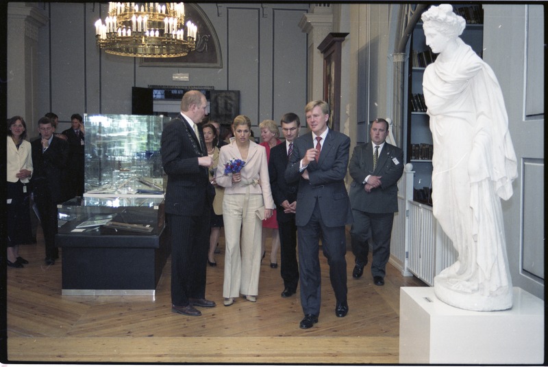 Tema Kuningliku Kõrguse Oranje printsi Willem-Alexanderi ja Tema Kuningliku Kõrguse printsess Maxima, Hollandi Kuningriigi suursaadiku Tema Ekssellents Joana M. P. F. van Vlieti külaskäik Tartu Ülikooli, 18. juuni 2002