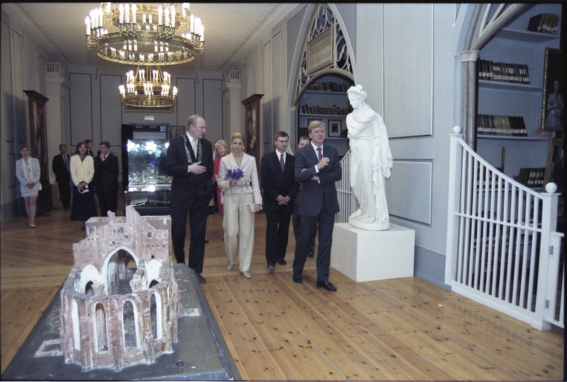 Tema Kuningliku Kõrguse Oranje printsi Willem-Alexanderi ja Tema Kuningliku Kõrguse printsess Maxima, Hollandi Kuningriigi suursaadiku Tema Ekssellents Joana M. P. F. van Vlieti külaskäik Tartu Ülikooli, 18. juuni 2002