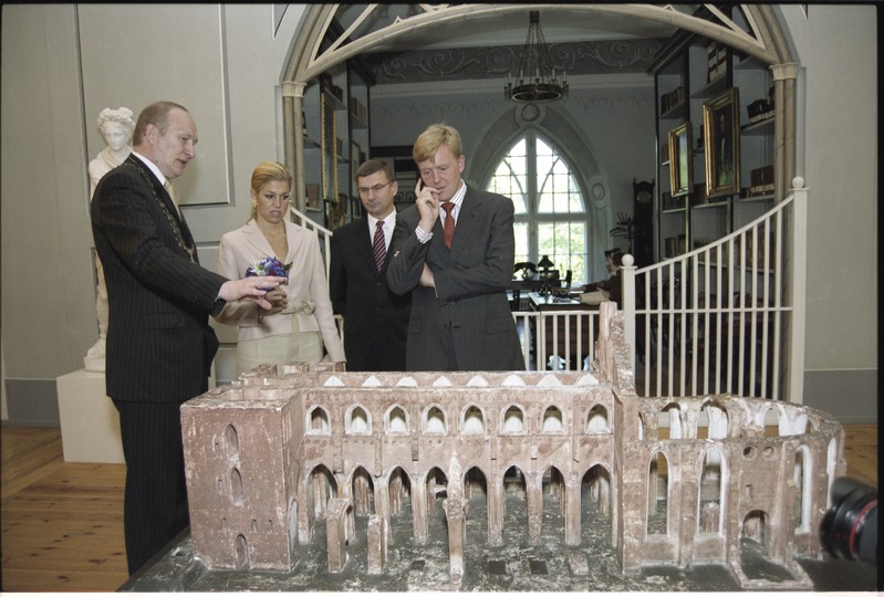 Tema Kuningliku Kõrguse Oranje printsi Willem-Alexanderi ja Tema Kuningliku Kõrguse printsess Maxima, Hollandi Kuningriigi suursaadiku Tema Ekssellents Joana M. P. F. van Vlieti külaskäik Tartu Ülikooli, 18. juuni 2002