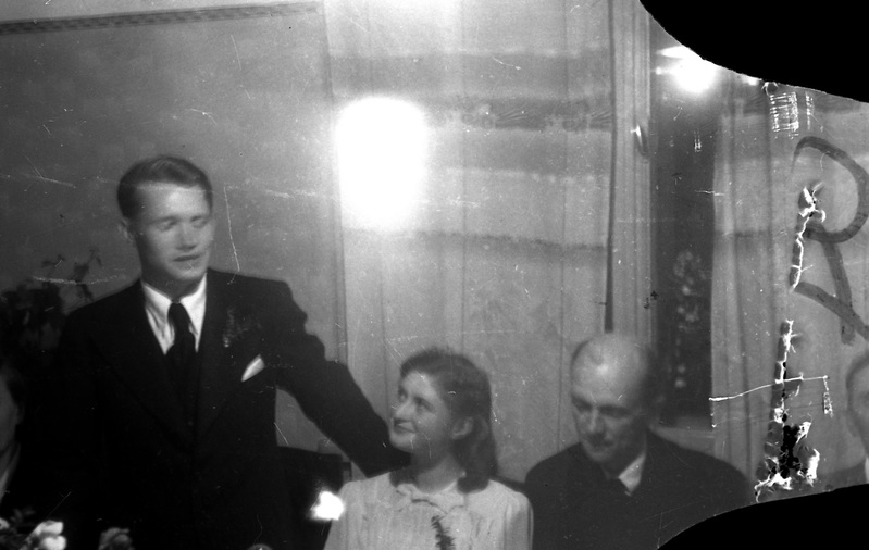 Kaks meest ja naine peolaua ääres? (pulm?)