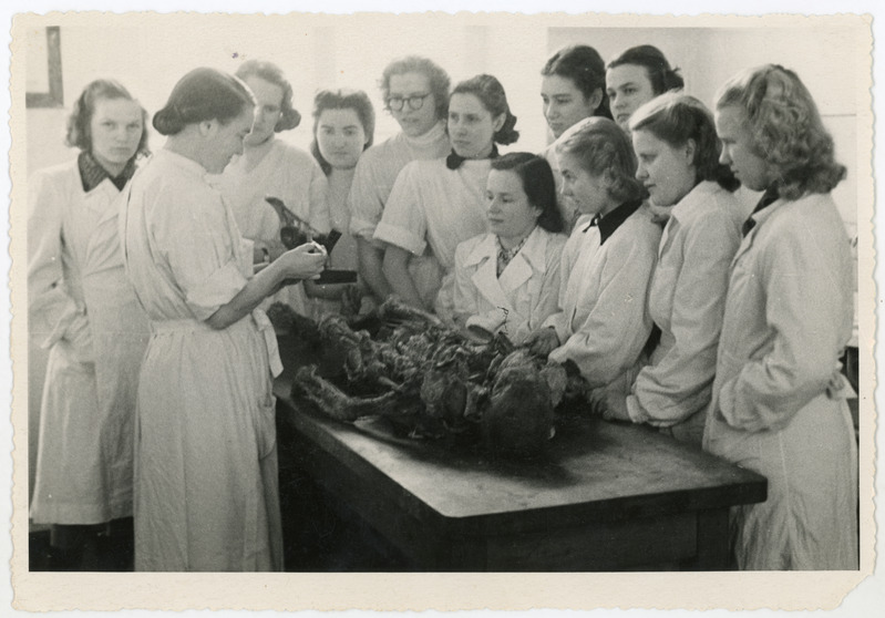 Üliõpilased anatoomia praktikumis