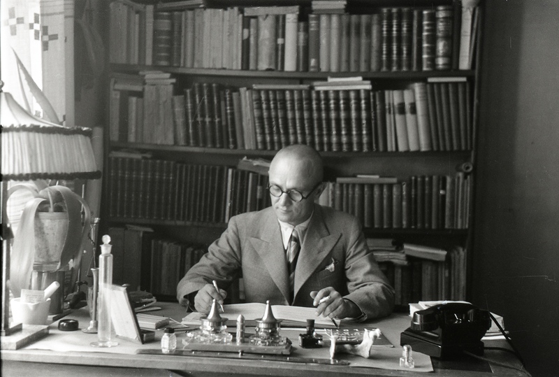 Mees kirjutuslaua taga istumas (Jakobson)