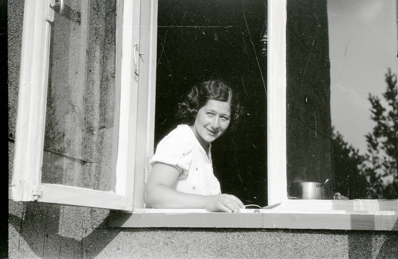 Naine lahtisel aknal (Siina rahvas)