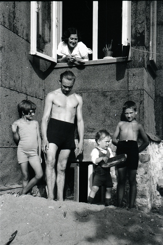 Naine lahtisel aknal ja mees kolme lapsega akna all seismas (Siina rahvas)