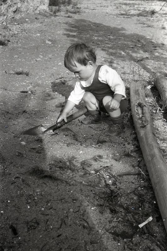Väike laps kühvliga (Siina rahvas)