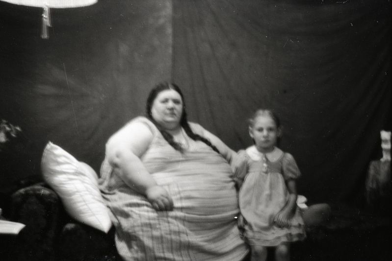 Alviine Pedriks (30.07.1893-27.09.1938) ja patsidega tüdruk voodil istumas