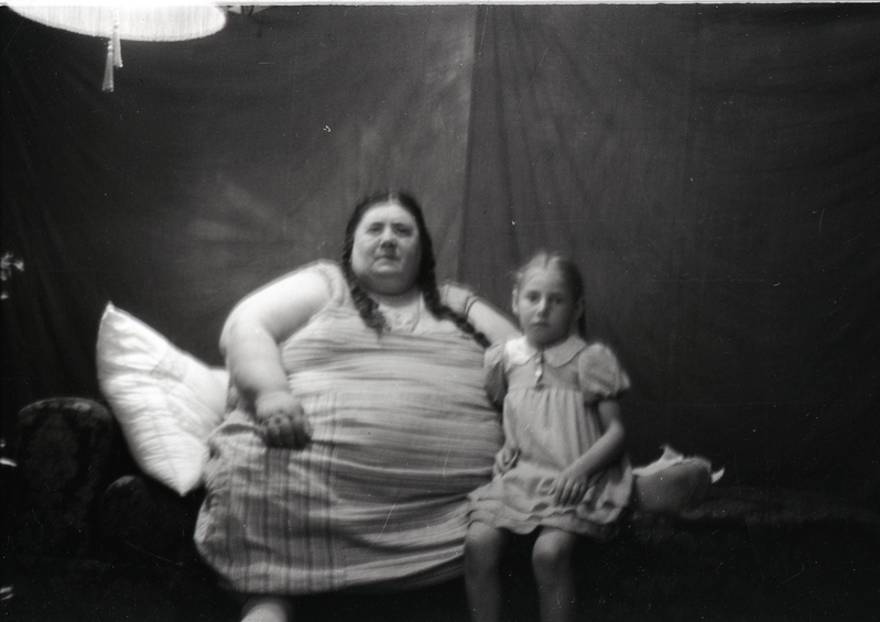 Alviine Pedriks (30.07.1893-27.09.1938) ja patsidega tüdruk voodil istumas