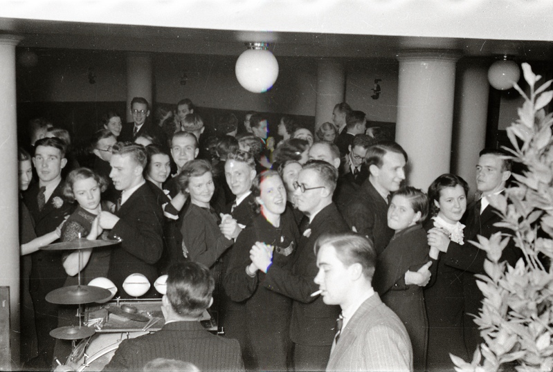 Inimesed tantsimas (arstiteadlaste koosviibimine Toomkohvikus)