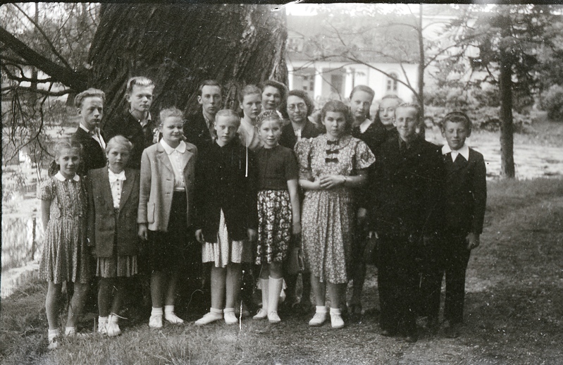 Klaveriõpetaja Ida Kald koos Tartu muusikakursuste õpilastega Tartu botaanikaaias 1952. aastal