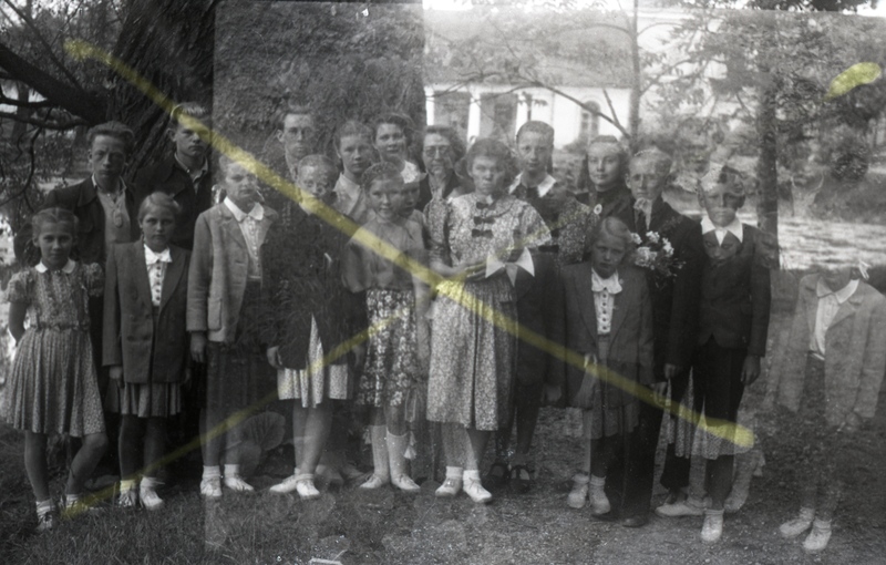 Klaveriõpetaja Ida Kald koos Tartu muusikakursuste õpilastega Tartu botaanikaaias 1952. aastal