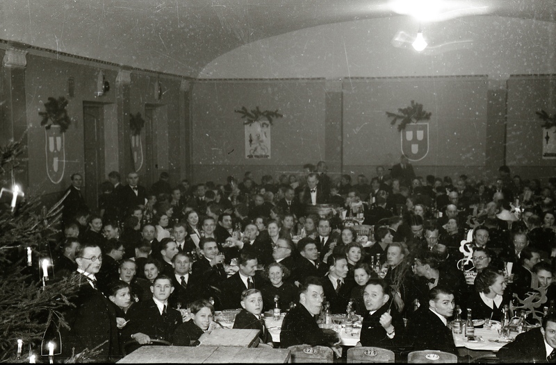 Inimesed saalis peolaudade ümber (Trükikodade Mattiesen ja Ilutrükk ühine jõulupidu 23. detsembril 1938)