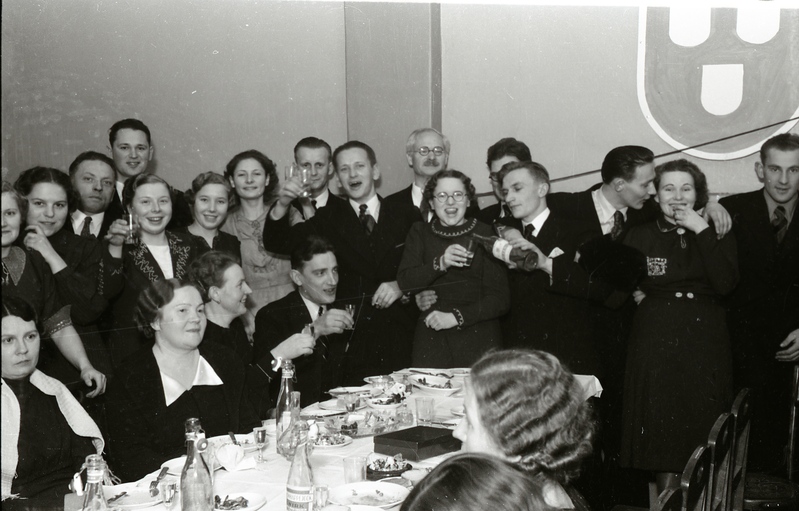 Inimesed peolaua ääres (Trükikodade Mattiesen ja Ilutrükk ühine jõulupidu 23. detsembril 1938)