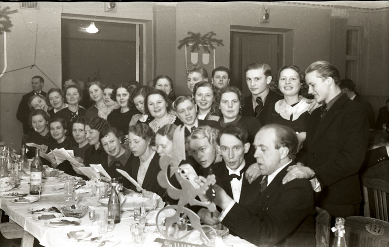 Inimesed peolaua ääres laulmas (Trükikodade Mattiesen ja Ilutrükk ühine jõulupidu 23. detsembril 1938)
