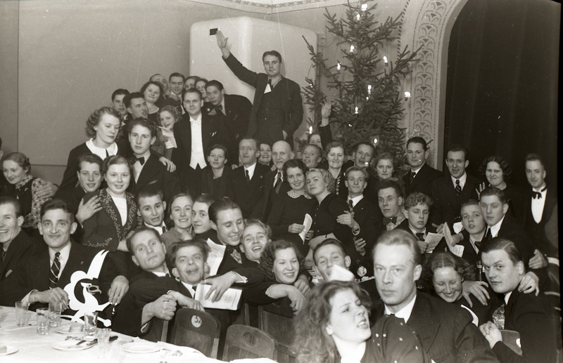 Grupipilt jõulupuu juures (Trükikodade Mattiesen ja Ilutrükk ühine jõulupidu 23. detsembril 1938)
