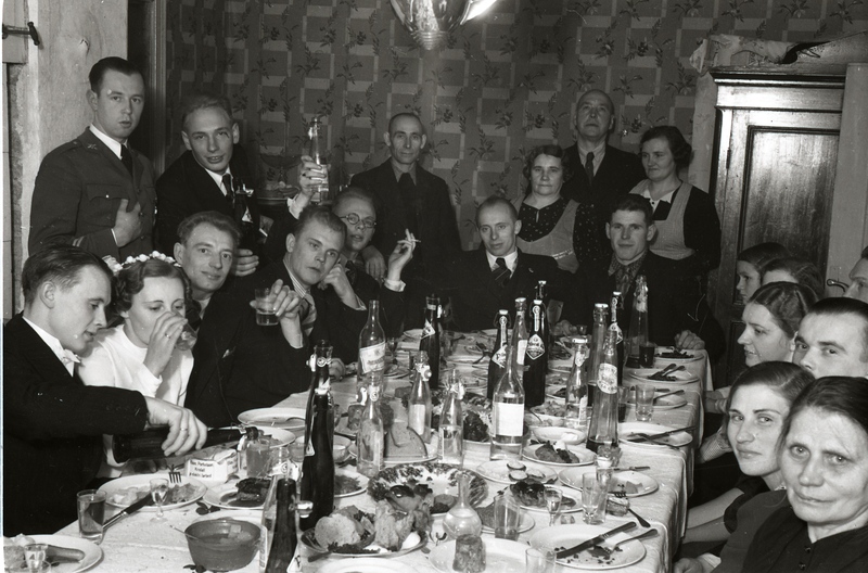 Inimesed peolaua ümber (hr Jutti pulm Jürgensi juures)