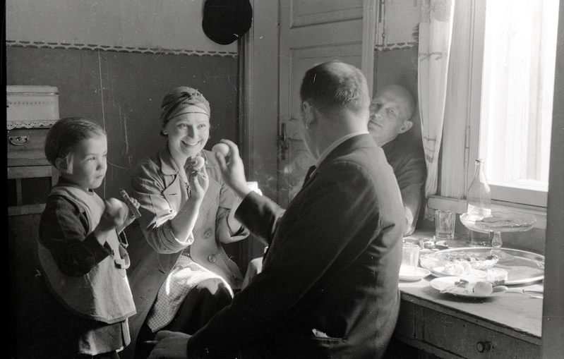 Elmar Kald, naine, mees ja laps köögilaua ääres mune koksimas (lihavõtted?)