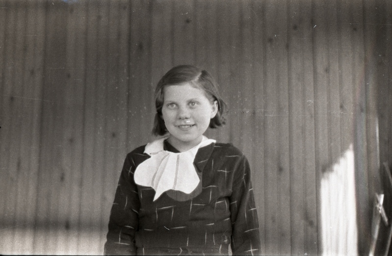 Tüdruk seina taustal