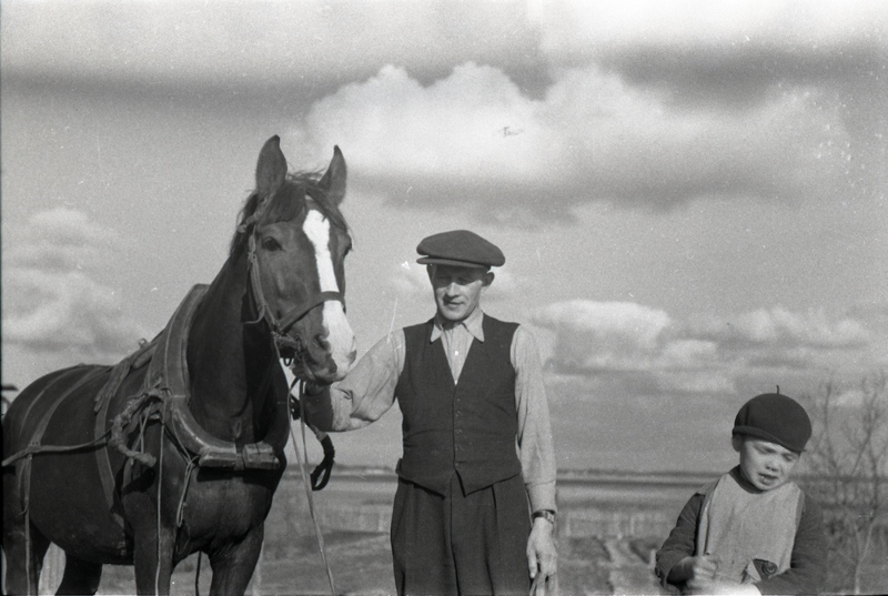 Mees ja laps hobusega