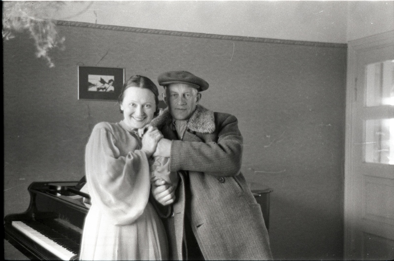 Naine ja mees klaveri juures seismas