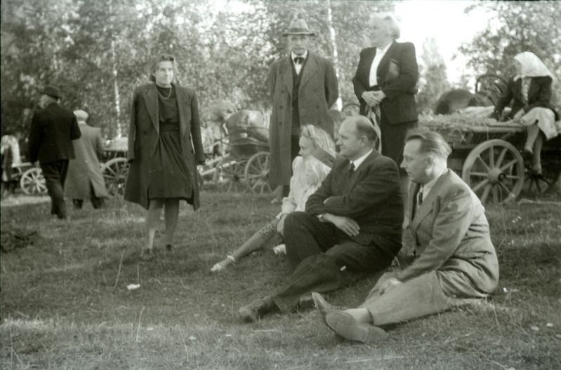 Inimesed murul istumas ja seismas (Rõngu?) (Aleksander Läte matus)