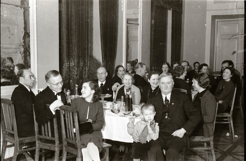 Inimesed peolaudade ümber istumas (Vanemuise Muusika Osakonna jõulupidu 18. detsembril 1938)
