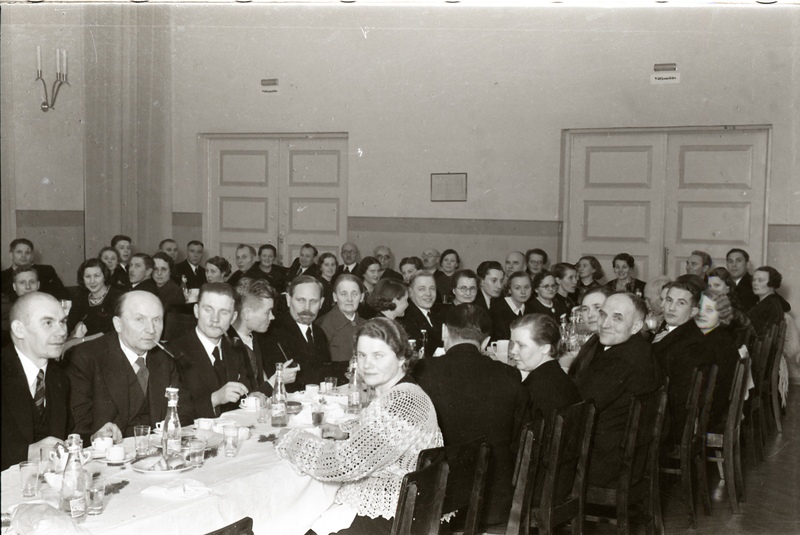 Inimesed peolaudade taga istumas (Noor-Eesti kirjastuse jõulupidu 18. detsembril 1938)