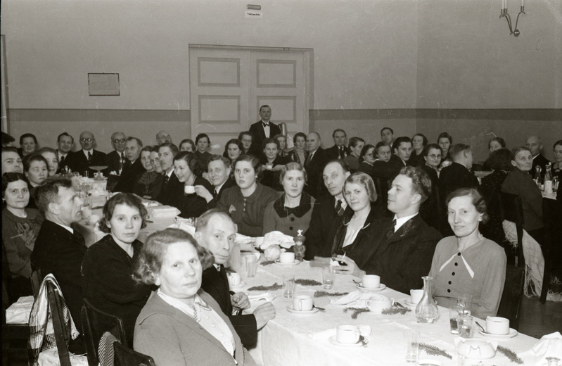 Inimesed peolaudade taga istumas (Noor-Eesti kirjastuse jõulupidu 18. detsembril 1938)