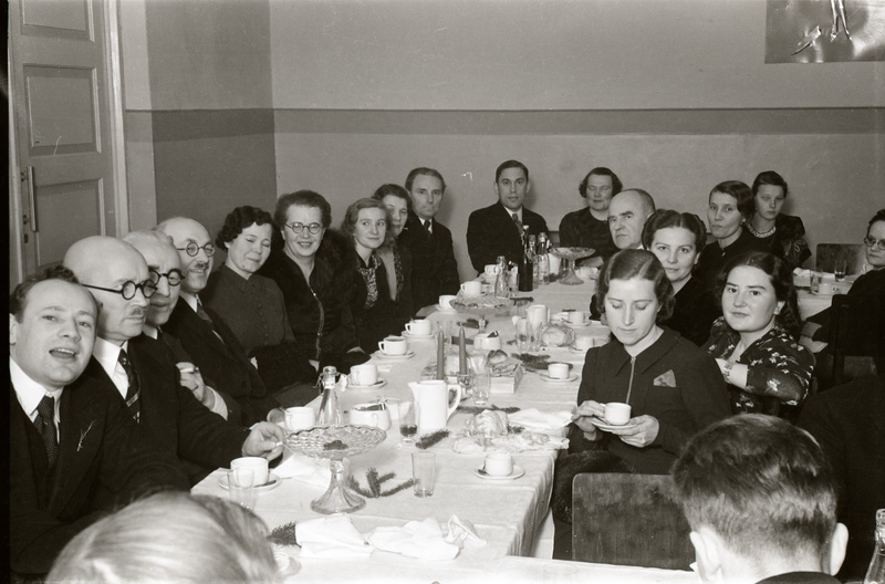 Inimesed peolaua taga istumas (Noor-Eesti kirjastuse jõulupidu 18. detsembril 1938)