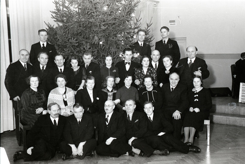 Grupipilt jõulupuu taustal (Noor-Eesti kirjastuse jõulupidu 18. detsembril 1938)