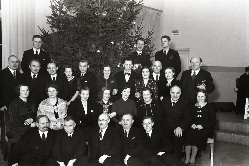 Grupipilt jõulupuu taustal (Noor-Eesti kirjastuse jõulupidu 18. detsembril 1938)