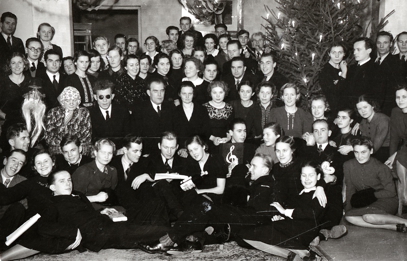Grupipilt jõuluvanaga jõulupuu juures (Tartu Muusikooli jõulupidu 19. detsembril 1938)