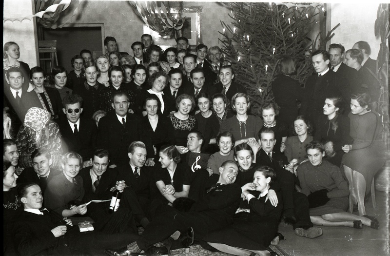 Grupipilt jõuluvanaga jõulupuu juures (Tartu Muusikooli jõulupidu 19. detsembril 1938)