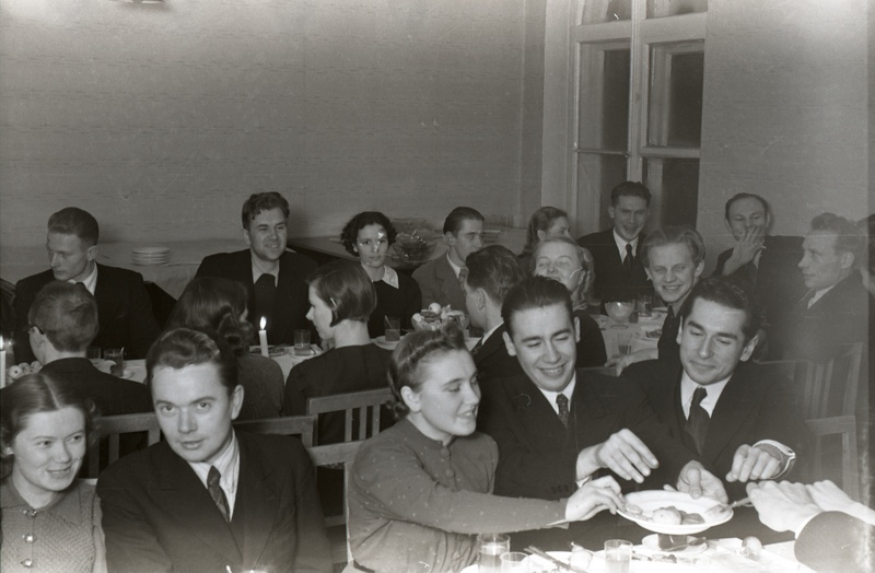 Inimesed peolaudade taga istumas (Tartu Muusikooli jõulupidu 19. detsembril 1938)