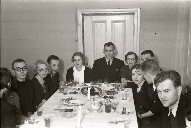 Inimesed peolaua taga istumas (Tartu Muusikooli jõulupidu 19. detsembril 1938)