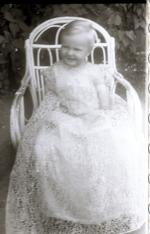 Väike laps toolil istumas