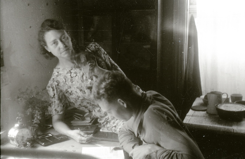 Elmar Kaldi abikaasa Ida Kald kassiga ja poeg Taevo Kald kirjutuslaua taga istumas