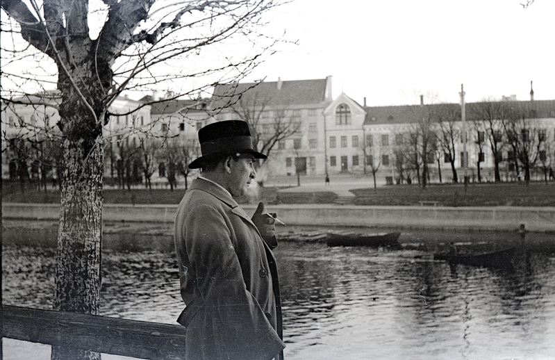 Elmar Kald Emajõe ääres seismas ja suitsetamas