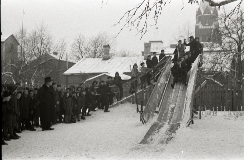 Poeglastekooli õpilased Tartu Peetri kiriku juures asuval liuväljal kelgutamas