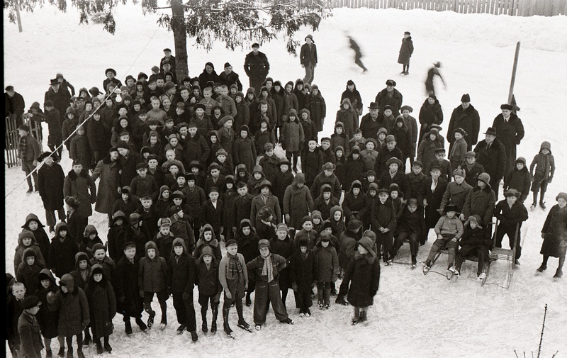Poeglastekooli õpilased Tartu Peetri kiriku juures asuval liuväljal seismas, grupipilt