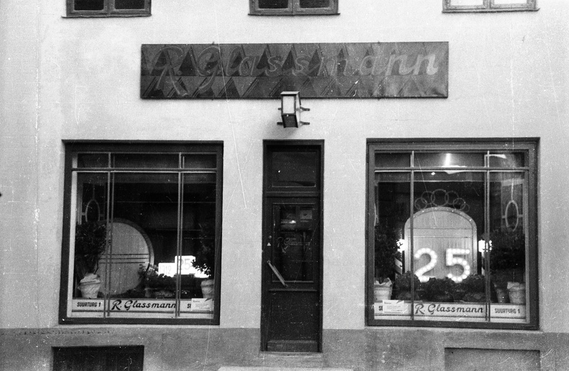 25. aasta tegevusjuubeliks kaunistatud sokolaaditööstuse R. Glassmanni kaupluse vaateaken  (Suurturg 1, Tartu)