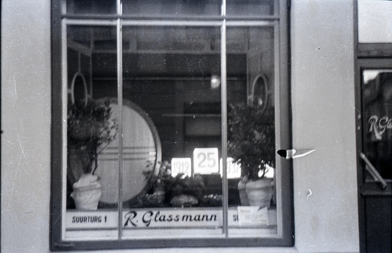 25. aasta tegevusjuubeliks kaunistatud sokolaaditööstuse R. Glassmanni kaupluse vaateaken (Suurturg 1, Tartu)